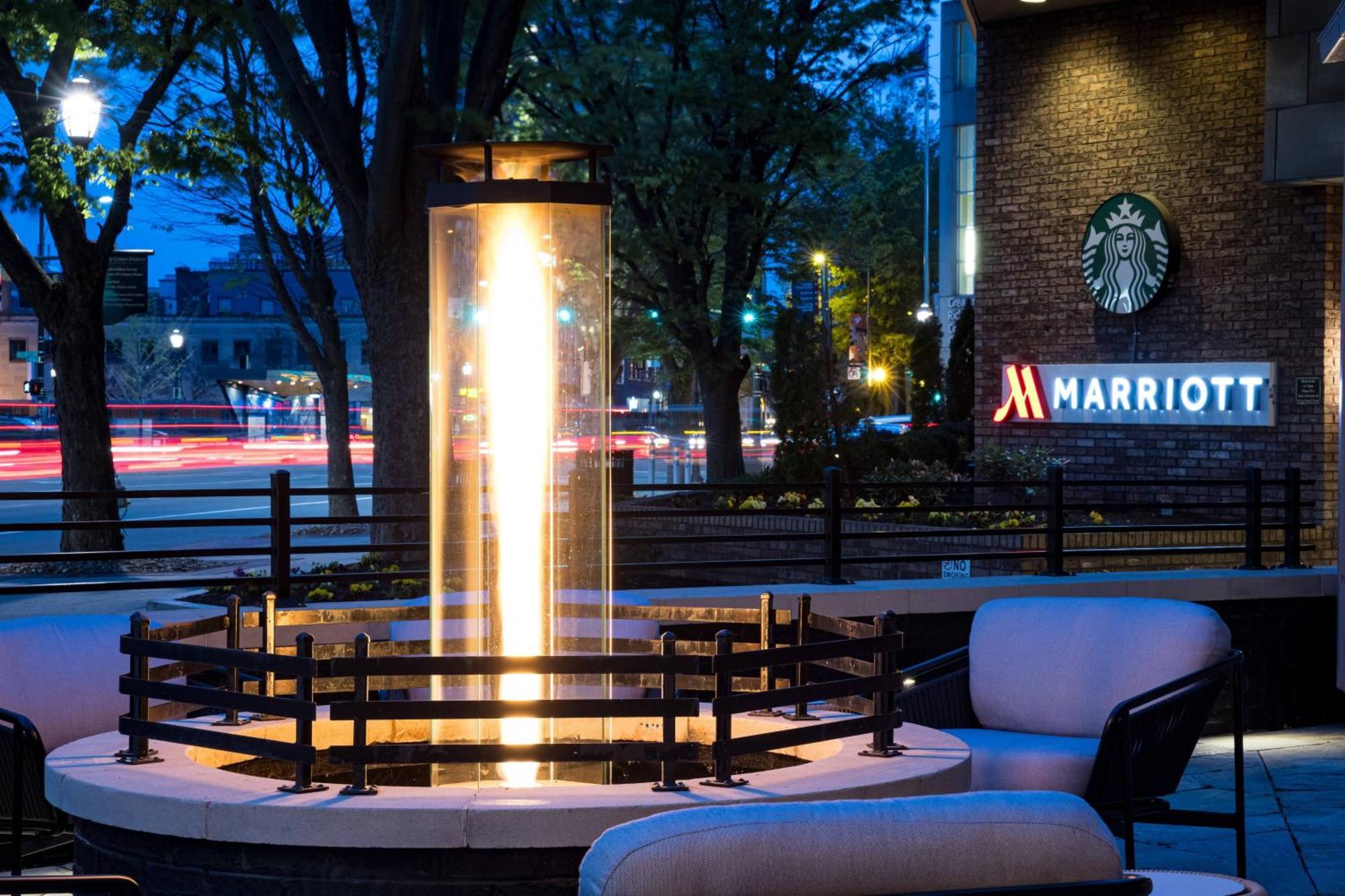 Richmond Marriott Hotel Ngoại thất bức ảnh